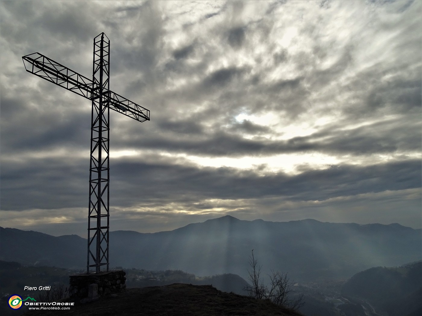 68 Alla croce del Pizzo di Spino (958 m) con vista verso il Canto Alto e sulla conca di Zogno.JPG